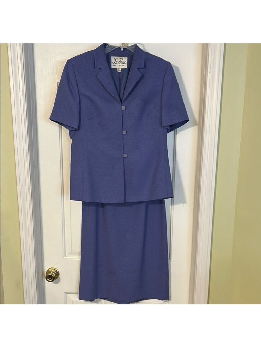 Le Suit Women's purple Skirt Suit. Size 8. Good condition. Preowned. Lined.